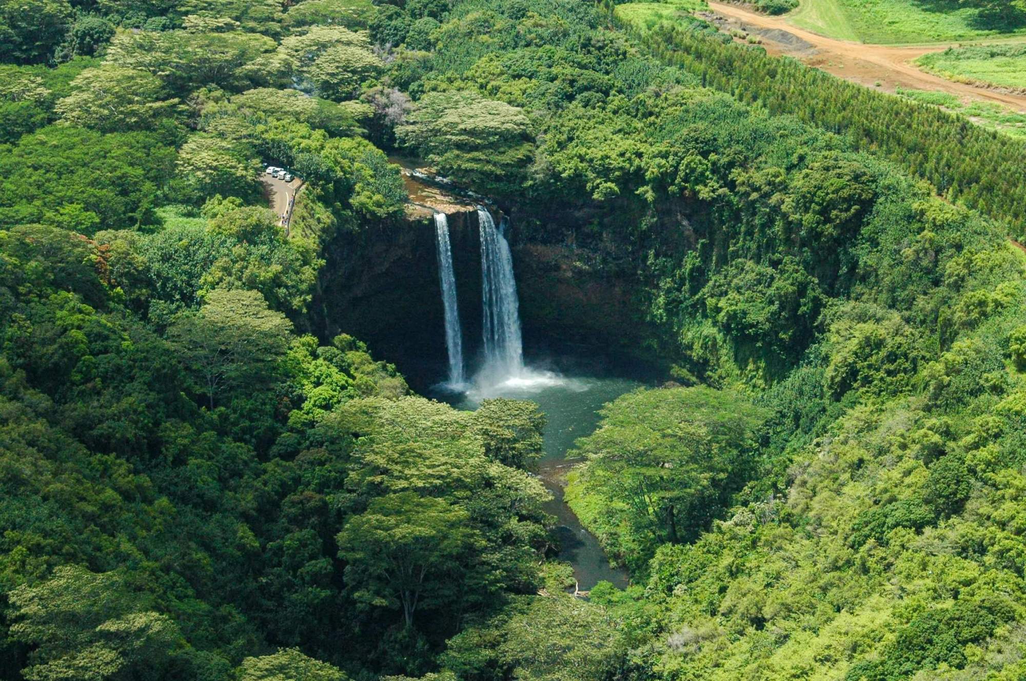 sarah-mauldin-LKIOTZEO_UY-unsplash (1) a view of wailua falls from a helicopter tour